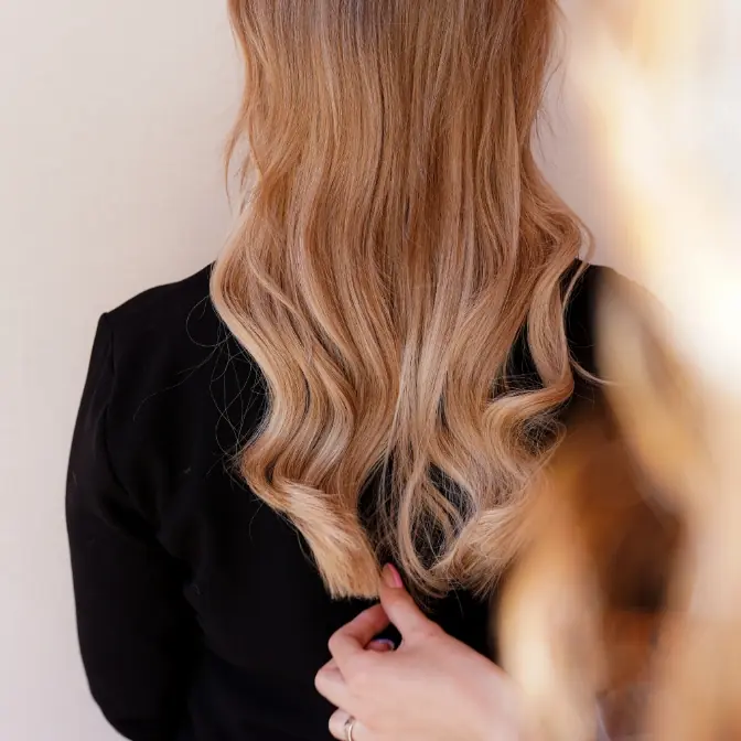 Vrouw die het haar laat stylen bij de Colorbar Twiggy&James in Alkmaar