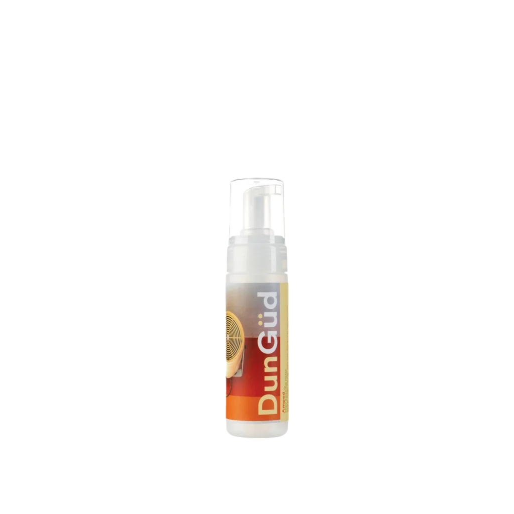 Flesje DunGüd Amped Body Building Foam met pompdispenser op witte achtergrond.