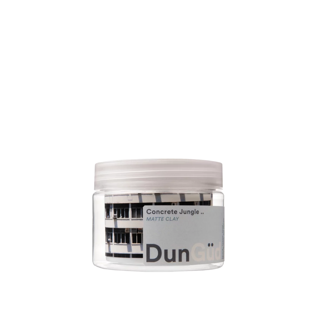 Transparant potje DunGüd Concrete Jungle Matte Clay haarpasta met minimalistisch etiket.