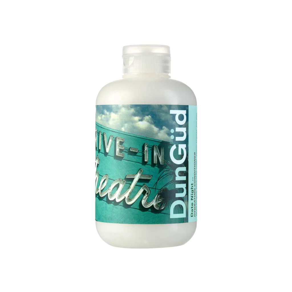 Witte fles DunGüd Date Night Hydrating Conditioner met retro bioscoopposter op het etiket.