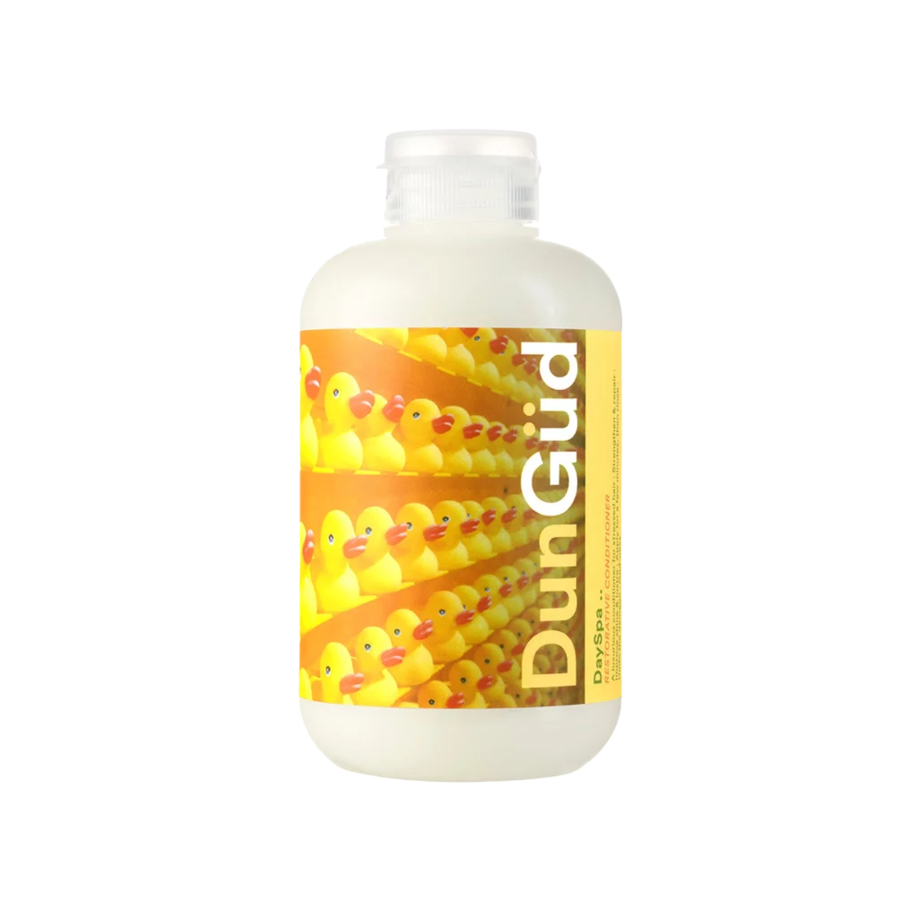Fles DunGüd Day Spa Conditioner met een etiket vol gele rubberen eendjes.