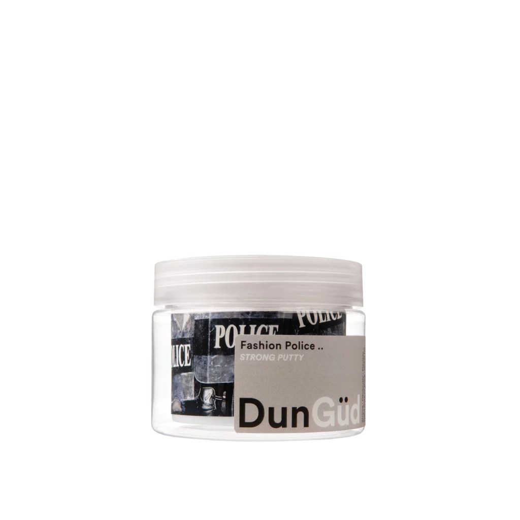 Transparant potje DunGüd Fashion Police Strong Putty haarstylingproduct met zwart-wit label.