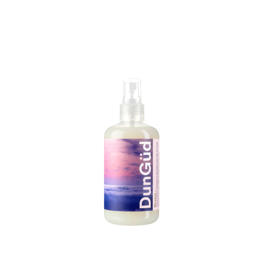 Haarsprayfles van het merk DunGüd met de naam Nirvana Treatment Primer & Second Day Restyler.