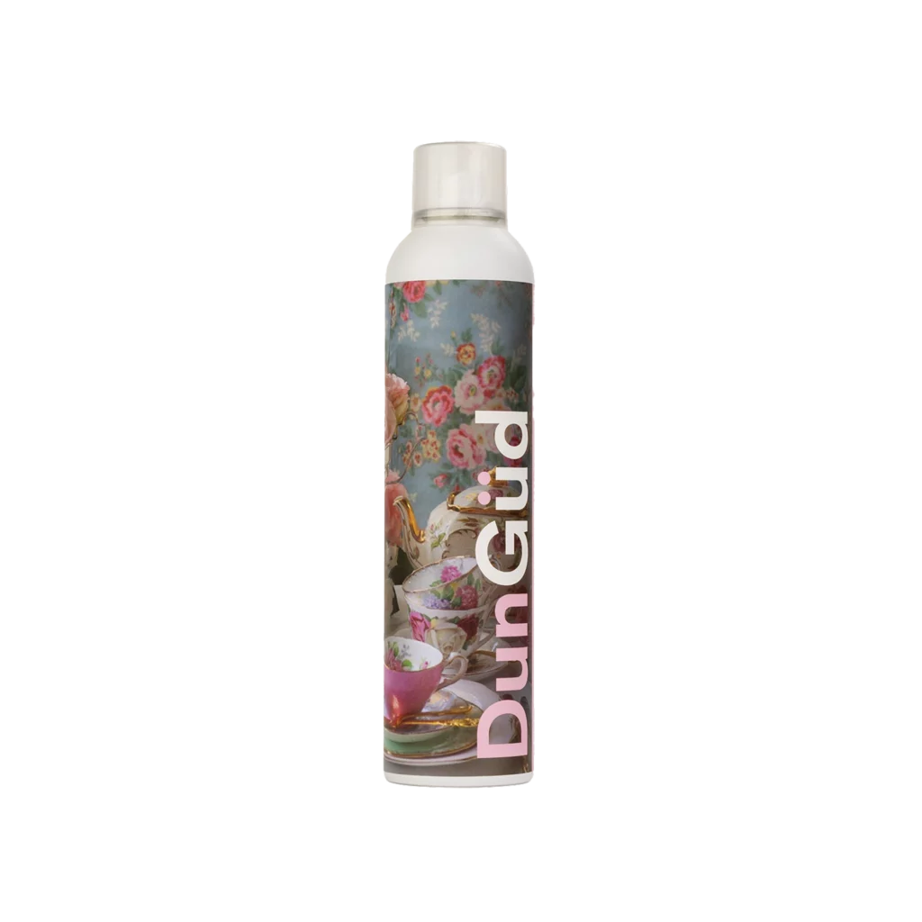 DunGüd Pomp Workable Hairspray met bloemen- en theekopjesontwerp op de fles.