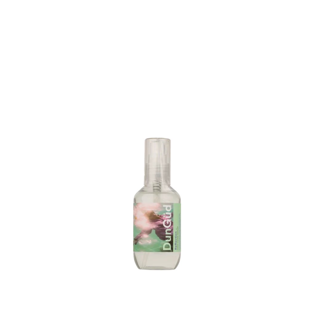 Transparant flesje Dungüd Reflection High Shine Serum met kleurrijk etiket op een witte achtergrond.