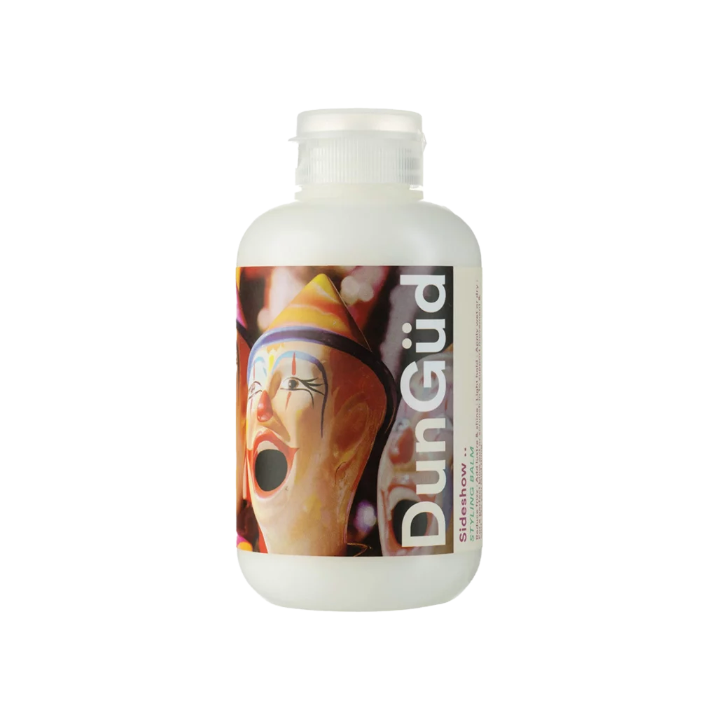 Witte fles DunGüd Sideshow Styling Balm met kleurrijk label en afbeelding van een clown.