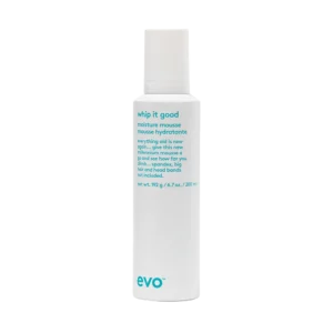 Witte fles Evo Whip It Good Moisture Mousse van 200 ml met blauwgroene tekst op de voorkant.
