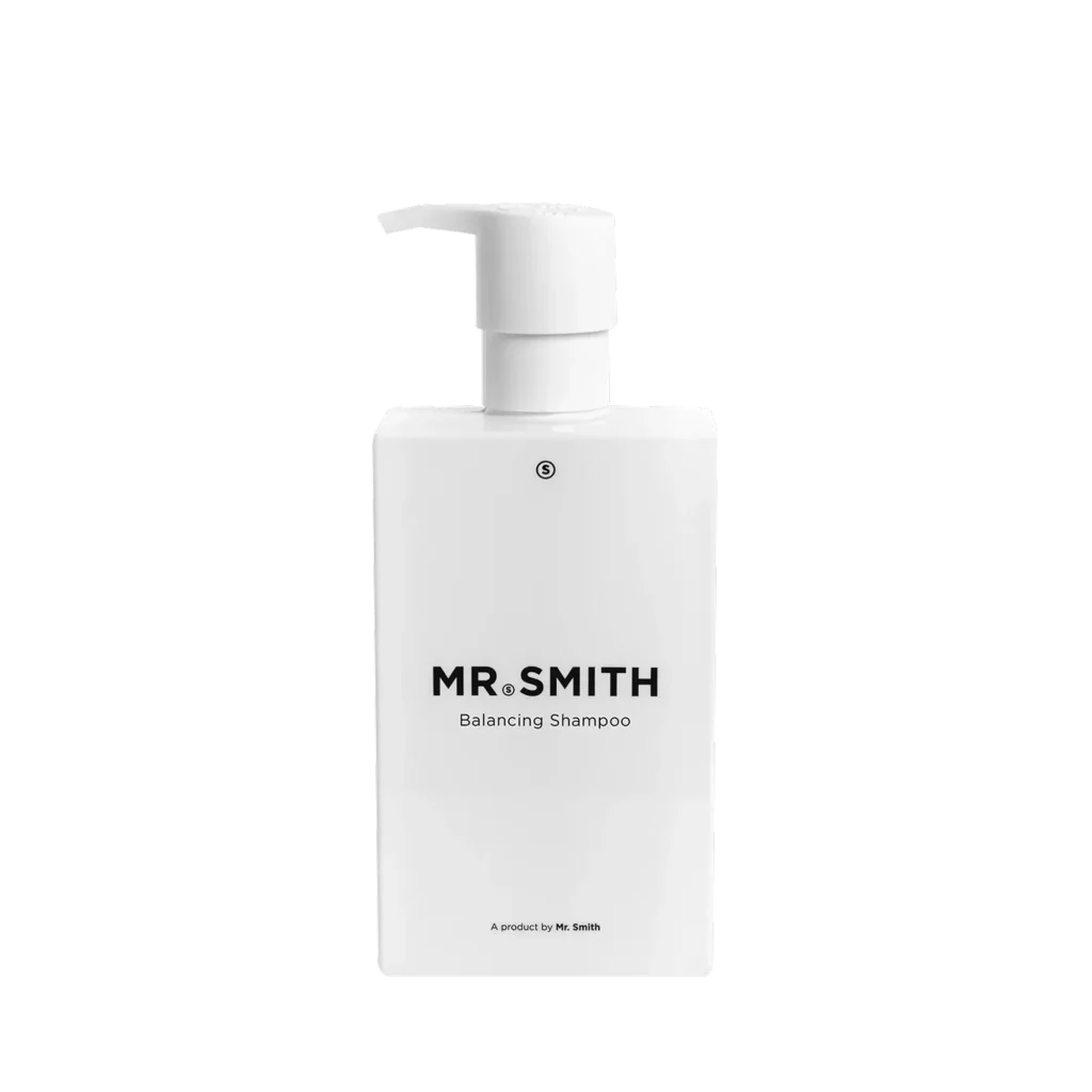 Witte pompflacon van Mr. Smith Balancing Shampoo van 275 ml met minimalistisch design.