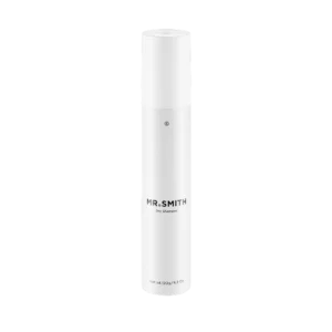 Witte flacon van Mr. Smith Dry Shampoo van 120 gram tegen een zwarte achtergrond.