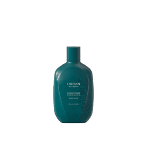 Donkergroene fles Urban Alchemy Conditioner Moisture Melt met minimalistisch ontwerp tegen een zwarte achtergrond.