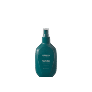 Donkergroene fles van Urban Alchemy Daily Blow Dry Leave-In Spray Moisture Mist met spraydop.