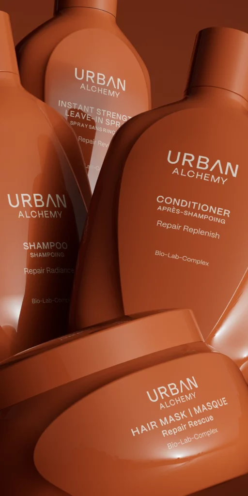 Close-up van de Urban Alchemy Repair lijnproducten, waaronder shampoo, conditioner, haarmasker en leave-in spray in bruine verpakkingen.